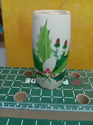 Jarra y vasos de porcelana con acebo