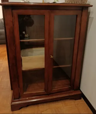 Vitrina de madera cerezo con puertas cristal.