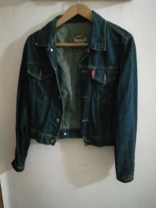 Xaketa roja vestidora