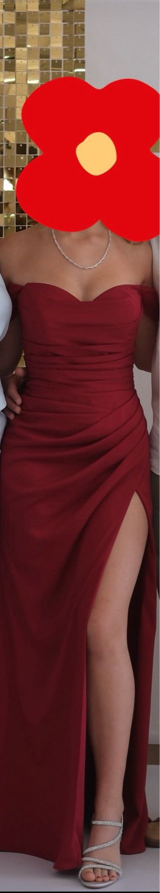 Vestido de fiesta rojo con abertura