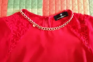 Vestito rosso con pizzo e catenina