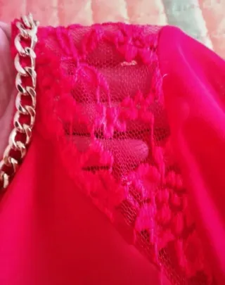 Vestito rosso con pizzo e catenina