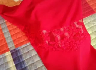 Vestito rosso con pizzo e catenina