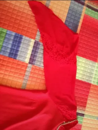 Vestito rosso con pizzo e catenina