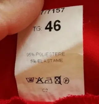 Vestito rosso con pizzo e catenina