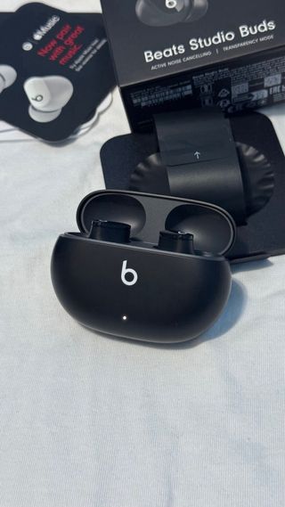 Beats Studio Buds como nuevos