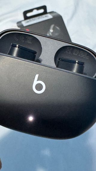 Beats Studio Buds como nuevos
