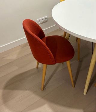 Silla tapizada de tela y madera