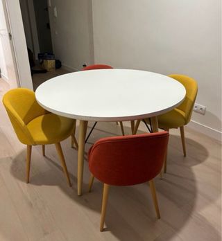 Silla tapizada de tela y madera