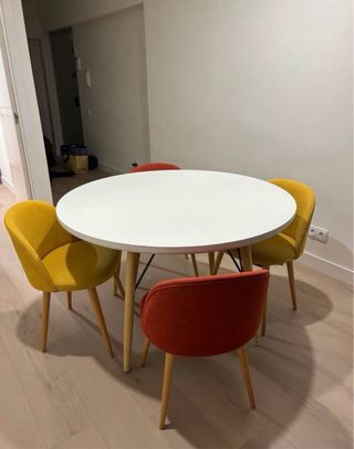 Silla tapizada de tela y madera