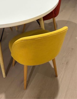 Silla tapizada amarilla mostaza