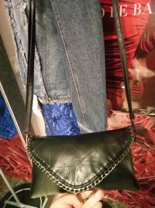 Bolso Negro Cadena Plateada