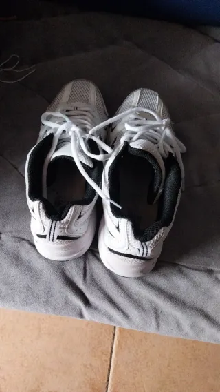 Zapatillas New Balance Blancas y Negras