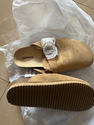 Zuecos beige con hebilla