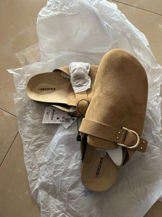 Zuecos beige con hebilla