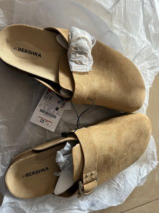 Zuecos beige con hebilla