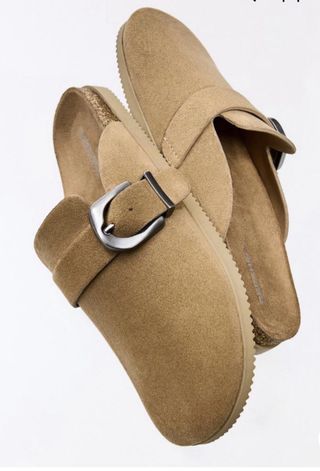 Zuecos beige con hebilla