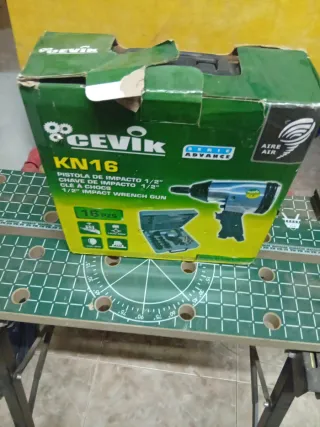 Atornillador de aire con accesorios