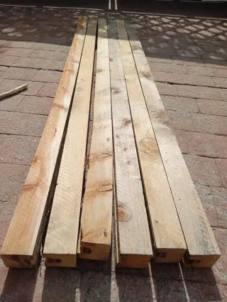 Vigas, listones, palos, postes, de madera