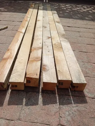 Vigas, listones, palos, postes, de madera