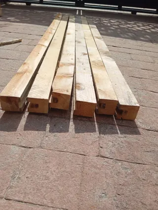 Vigas, listones, palos, postes, de madera