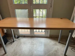 Mesa estudio madera con hueco para cables