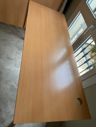Mesa estudio madera con hueco para cables