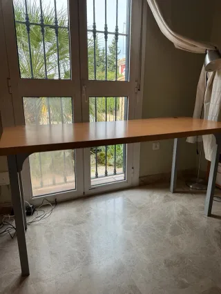 Mesa estudio madera con hueco para cables