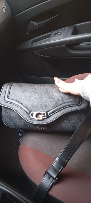 Bolso Guess Negro y Dorado Original