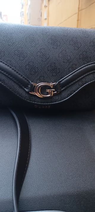 Bolso Guess Negro y Dorado Original