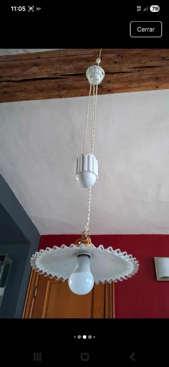 Lámpara sube y baja de porcelana y opalina.