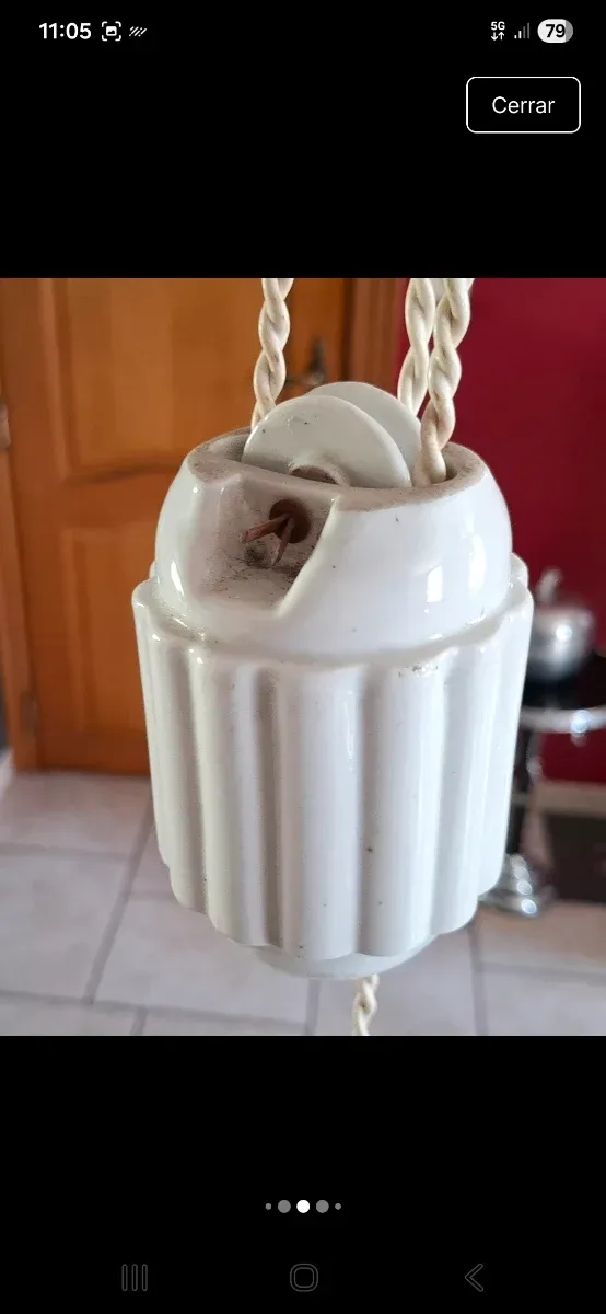 Lámpara sube y baja de porcelana y opalina.