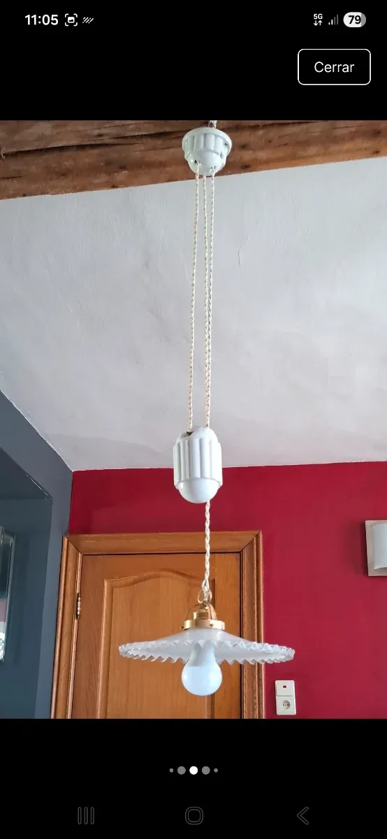 Lámpara sube y baja de porcelana y opalina.