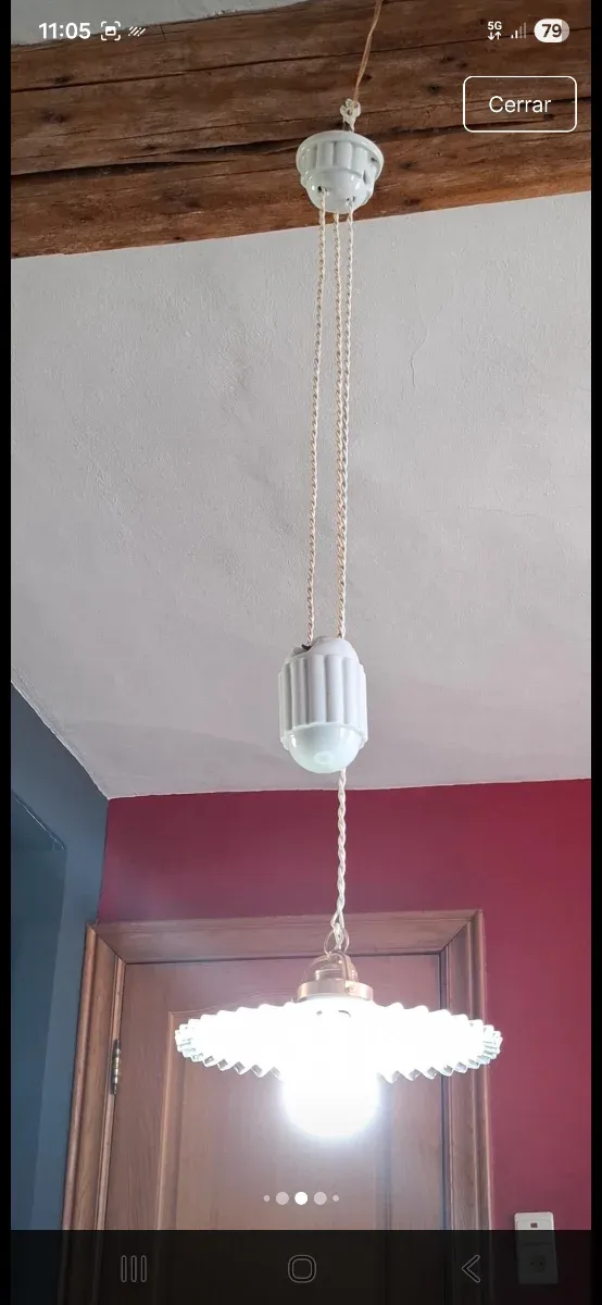 Lámpara sube y baja de porcelana y opalina.