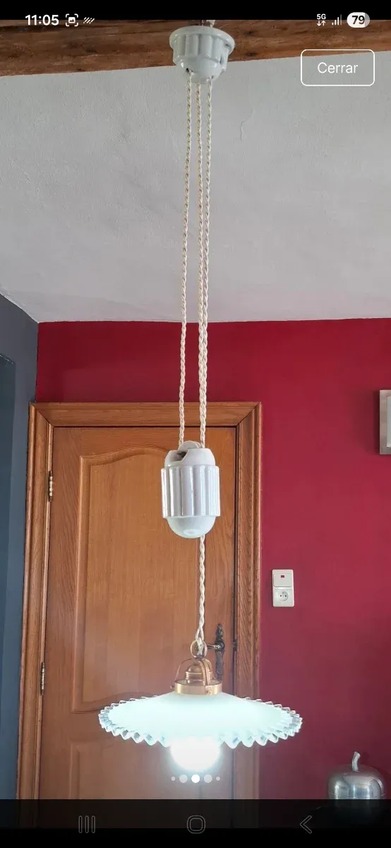 Lámpara sube y baja de porcelana y opalina.