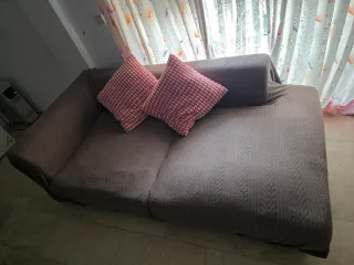 Sofá de tela marrón