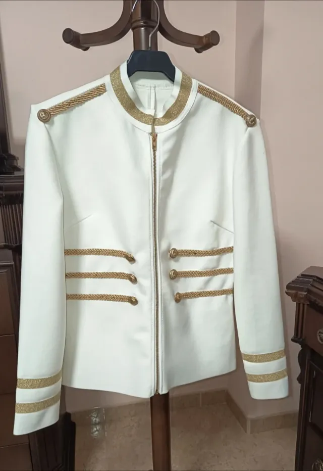 Chaqueta Blanca con Detalles Dorados