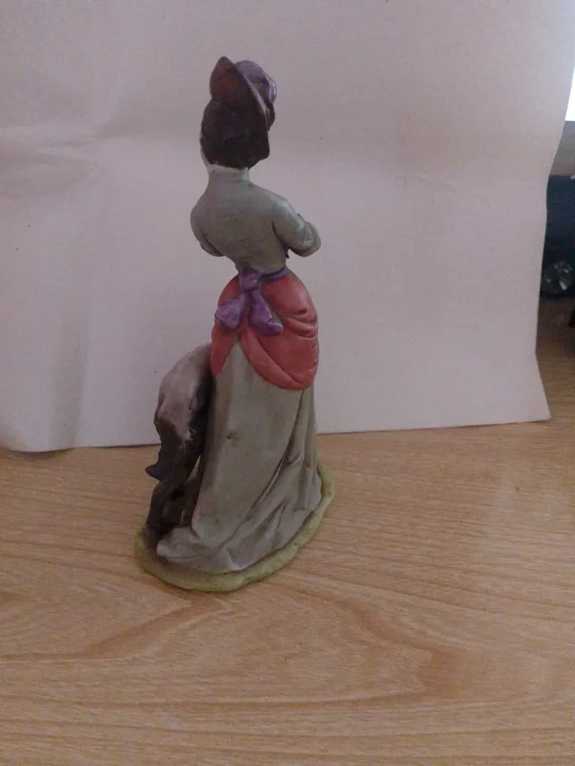 Statuina Capodimonte donna con levriero