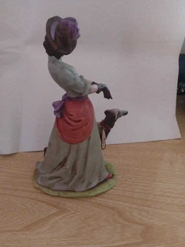 Statuina Capodimonte donna con levriero