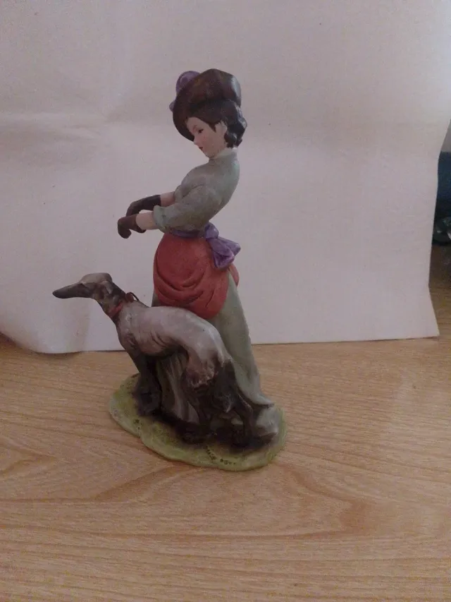 Statuina Capodimonte donna con levriero