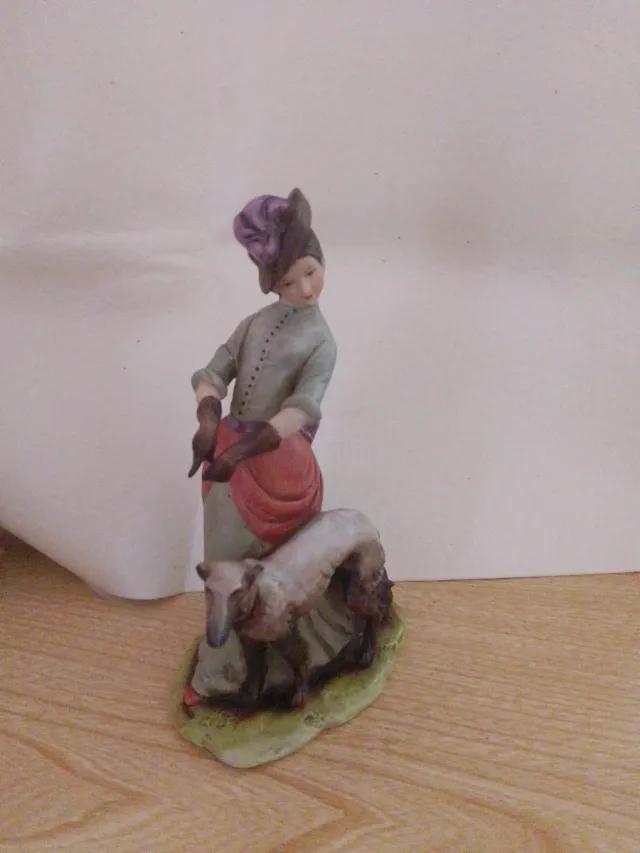 Statuina Capodimonte donna con levriero