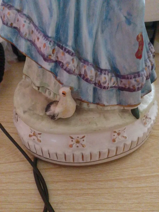 Statuetta donna con ombrello