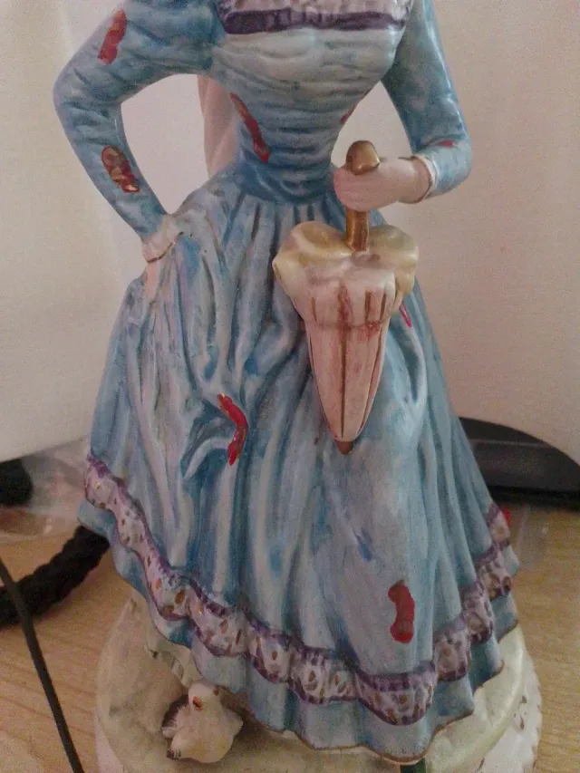 Statuetta donna con ombrello