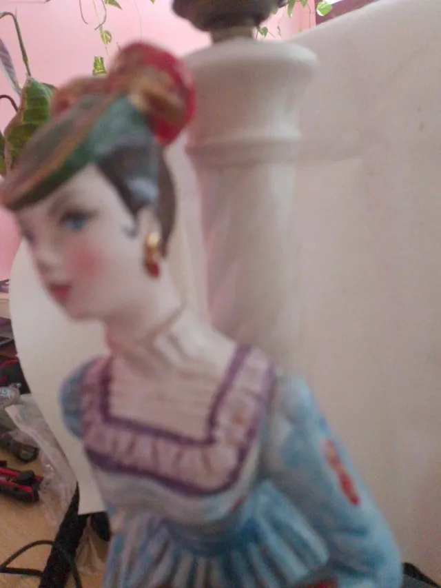 Statuetta donna con ombrello