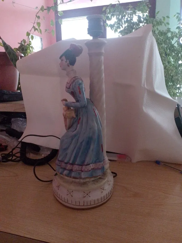 Statuetta donna con ombrello