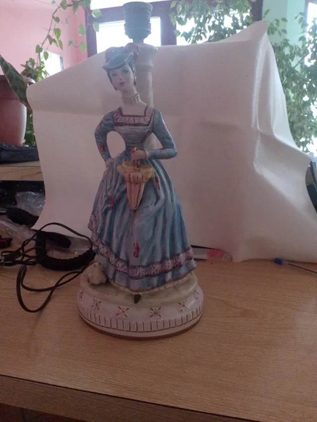 Statuetta donna con ombrello