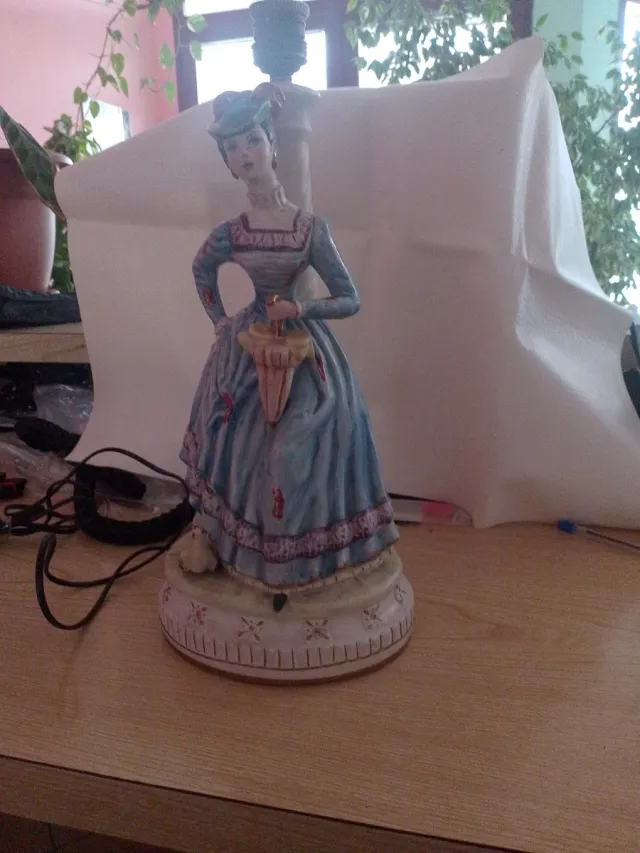 Statuetta donna con ombrello