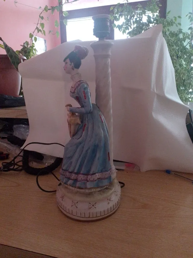 Statuetta donna con ombrello