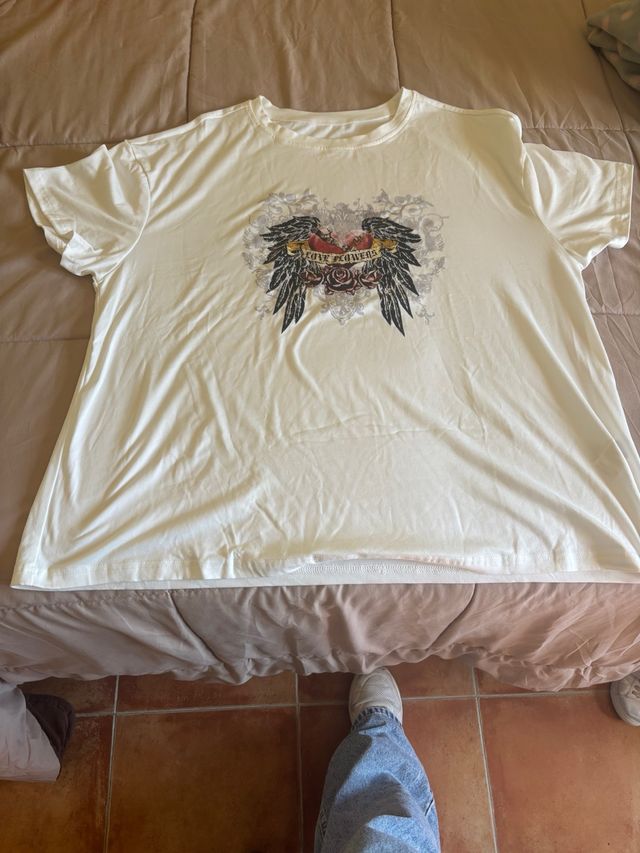 Camiseta blanca con estampado de alas