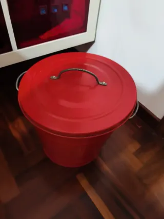 Cubo metálico rojo con tapa Ikea